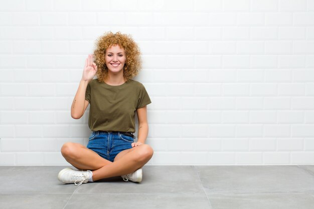 sentirse feliz, relajado y satisfecho, mostrando aprobación con un gesto bien, sonriendo