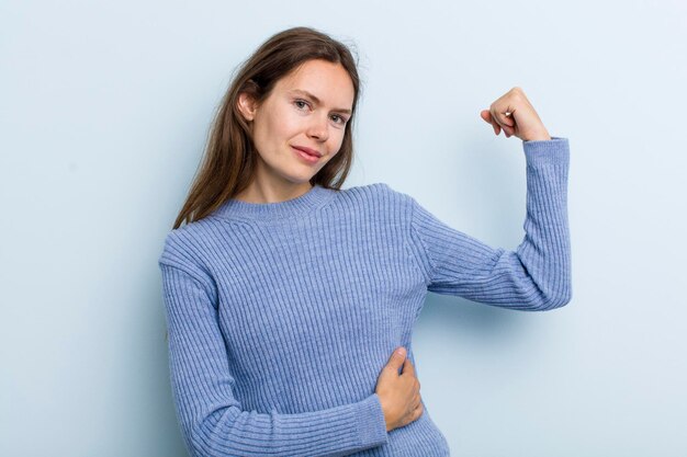 sentirse feliz satisfecho y poderoso ajuste de flexión y bíceps musculosos luciendo fuerte después del gimnasio