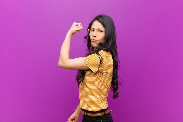 sentirse feliz, satisfecho y poderoso, flexionando su forma y bíceps musculosos, luciendo fuerte después del gimnasio