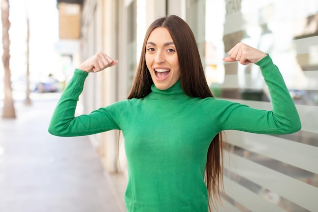 Sentirse feliz, satisfecho y poderoso, flexionar el ajuste y los bíceps musculosos que se ven fuertes después del gimnasio.