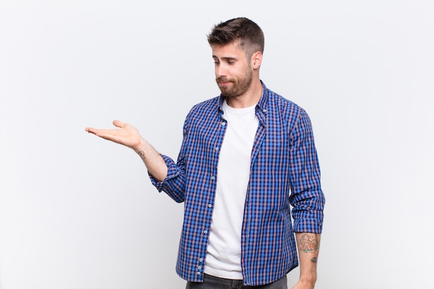 sentirse feliz y sonreír casualmente, mirar un objeto o concepto sostenido en la mano al costado