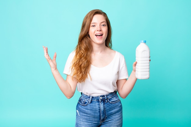 Sentirse feliz, sorprendido al darse cuenta de una solución o idea y sostener una botella de leche.