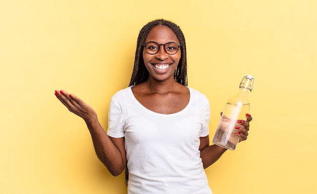 Sentirse feliz, sorprendido y alegre, sonriendo con actitud positiva, dándose cuenta de una solución o idea. concepto de botella de agua