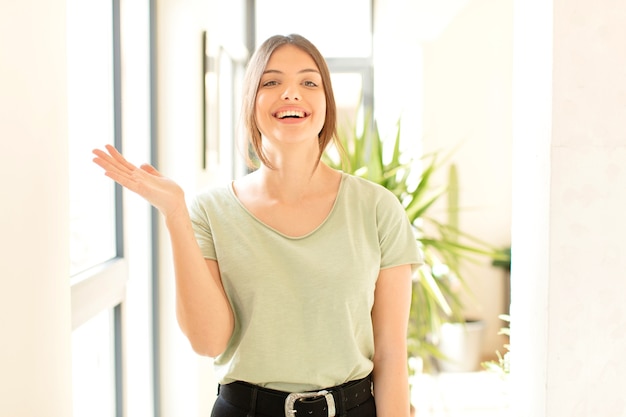 sentirse feliz, sorprendido y alegre, sonriendo con actitud positiva, dándose cuenta de una solución o idea