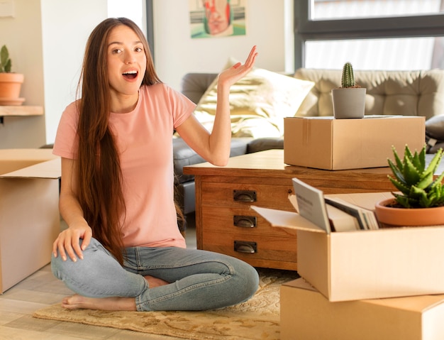 sentirse feliz, sorprendido y alegre, sonriendo con actitud positiva, dándose cuenta de una solución o idea