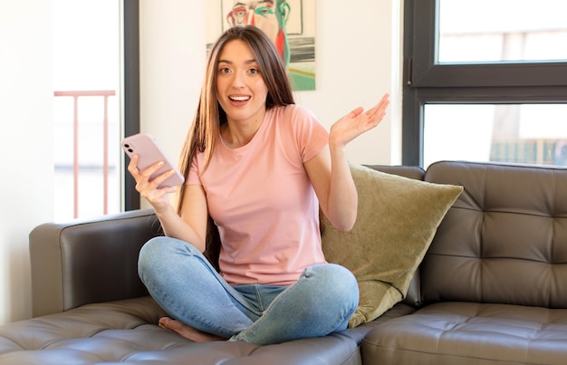 sentirse feliz, sorprendido y alegre, sonriendo con actitud positiva, dándose cuenta de una solución o idea