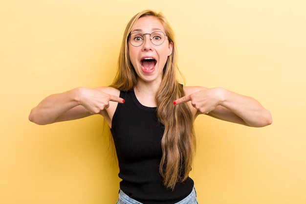 sentirse feliz, sorprendido y orgulloso apuntando a sí mismo con una mirada emocionada