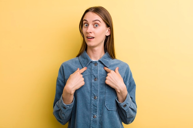 sentirse feliz, sorprendido y orgulloso apuntando a sí mismo con una mirada emocionada