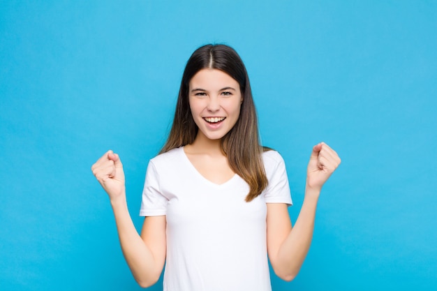 sentirse feliz, sorprendido y orgulloso, gritar y celebrar el éxito con una gran sonrisa