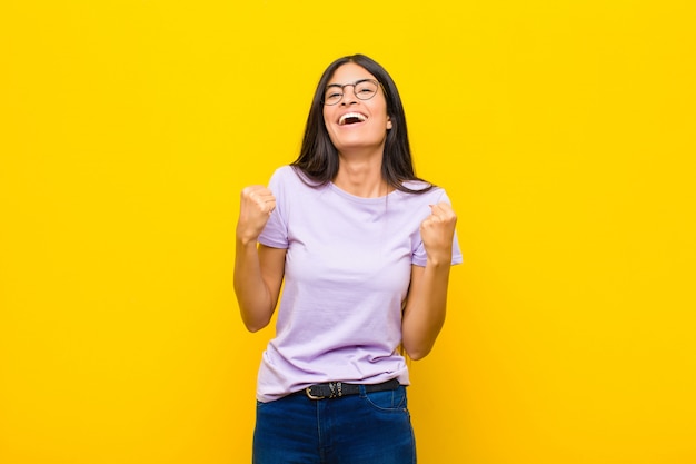 sentirse feliz, sorprendido y orgulloso, gritar y celebrar el éxito con una gran sonrisa