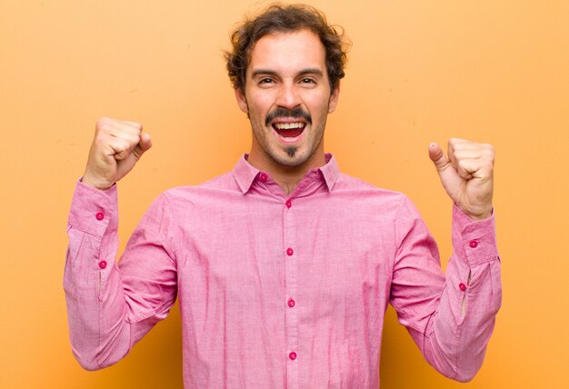 Foto sentirse feliz, sorprendido y orgulloso, gritar y celebrar el éxito con una gran sonrisa