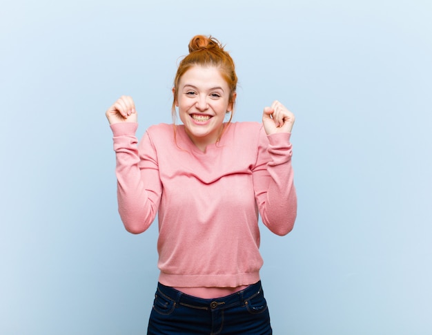 sentirse feliz, sorprendido y orgulloso, gritar y celebrar el éxito con una gran sonrisa