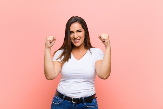 sentirse feliz, sorprendido y orgulloso, gritar y celebrar el éxito con una gran sonrisa