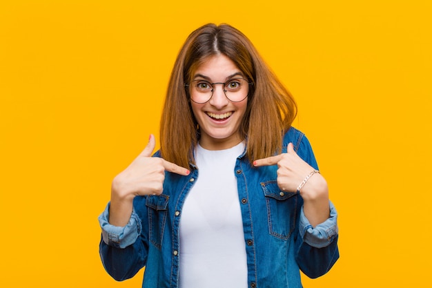 sentirse feliz, sorprendido y orgulloso, señalando a sí mismo con una mirada emocionada y asombrada