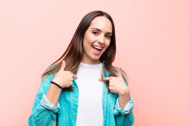 sentirse feliz, sorprendido y orgulloso, señalando a sí mismo con una mirada emocionada y asombrada