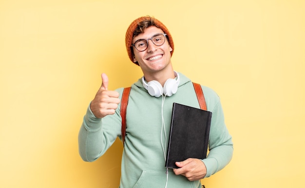 Sentirse orgulloso, despreocupado, seguro y feliz, sonriendo positivamente con el pulgar hacia arriba. concepto de estudiante