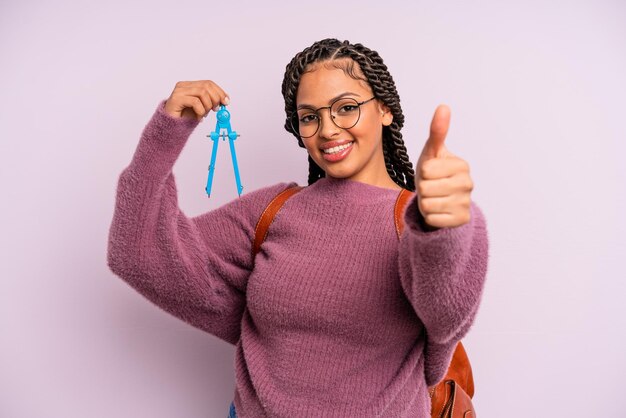 Sentirse orgulloso sonriendo positivamente con los pulgares hacia arriba