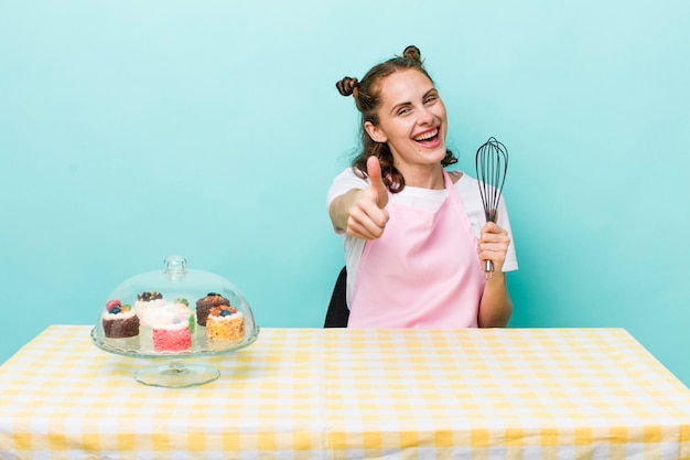 Sentirse orgulloso sonriendo positivamente con los pulgares hacia arriba