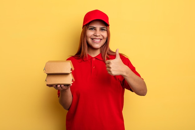 Sentirse orgulloso sonriendo positivamente con los pulgares hacia arriba