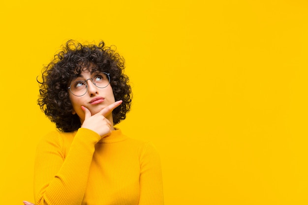 sentirse pensativo, preguntándose o imaginando ideas, soñando despierto y mirando hacia arriba para copiar espacio