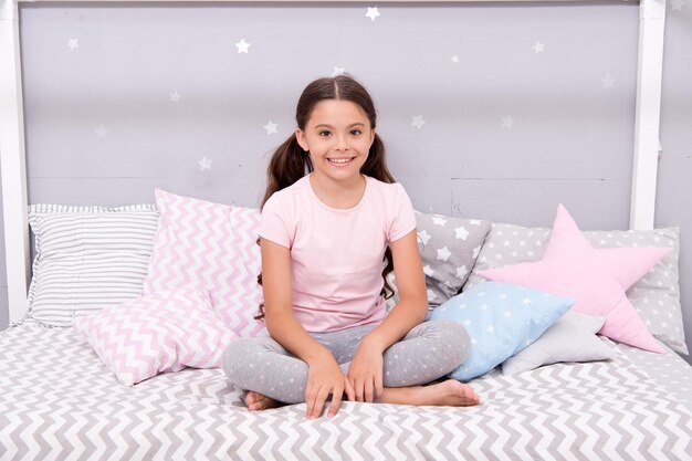 Sentirse relajado en pijama Los niños pequeños usan pijamas para dormir Ropa de dormir y pijamas para niños Ropa para el hogar Ropa de dormir Rutina para acostarse Moda y estilo Duerme de la manera más cómoda con un elegante pijama