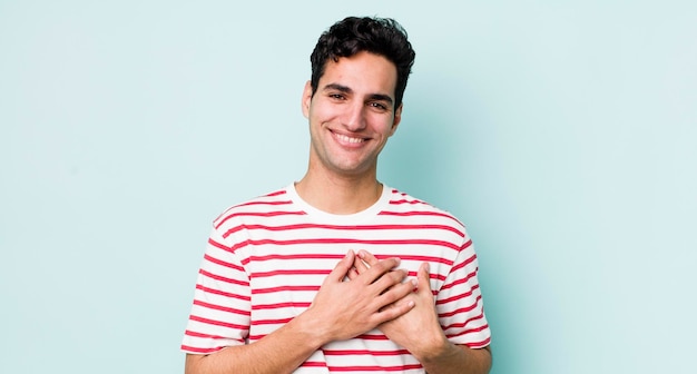 Sentirse romántico feliz y enamorado sonriendo alegremente y tomados de la mano cerca del corazón