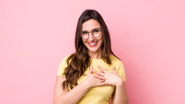 Sentirse romántico feliz y enamorado sonriendo alegremente y tomados de la mano cerca del corazón