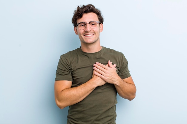 Sentirse romántico feliz y enamorado sonriendo alegremente y tomados de la mano cerca del corazón