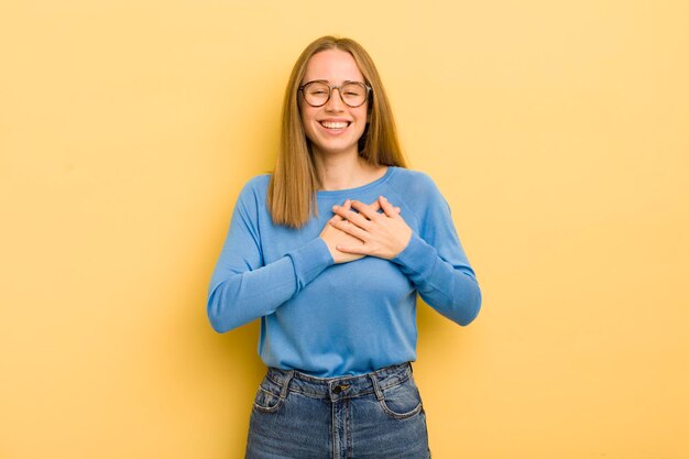 Sentirse romántico feliz y enamorado sonriendo alegremente y tomados de la mano cerca del corazón