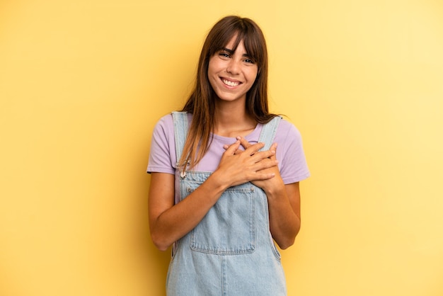 Sentirse romántico feliz y enamorado sonriendo alegremente y tomados de la mano cerca del corazón