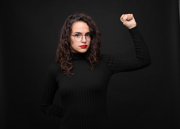 Foto sentirse serio, fuerte y rebelde, levantar el puño, protestar o luchar por la revolución.