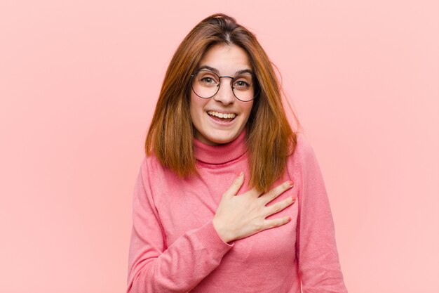 sentirse sorprendido y sorprendido, sonreír, tomarse de la mano al corazón, feliz de ser uno o mostrar gratitud