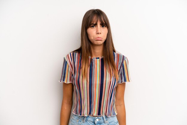 Sentirse triste y quejoso con una mirada infeliz llorando con una actitud negativa y frustrada