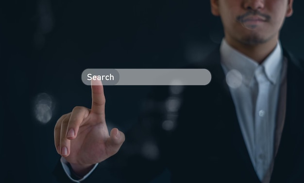 SEO Daten-Suchtechnologie Suchmaschinenoptimierung Suchmaschinen-Optimierung Hand mit Laptop zur Suche nach Informationen mit Hilfe der Suchleiste Funktion auf Ihrer Website