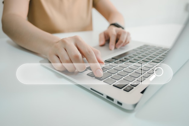 Foto seo optimización de motores de búsqueda tecnología de búsqueda manos de mujeres usando un teclado de computadora para buscar información usando la barra de búsqueda de sitios web para encontrar la información deseada o comprar en línea