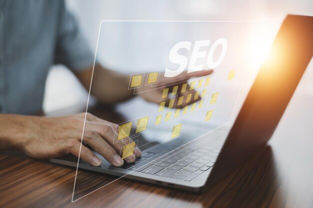 SEO-Suchmaschinenanalyse SEO-Suchmaschinenoptimierungskonzept mit Laptop-Computer-Ranking-Traffic auf Website-Internet-Technologie für Unternehmen