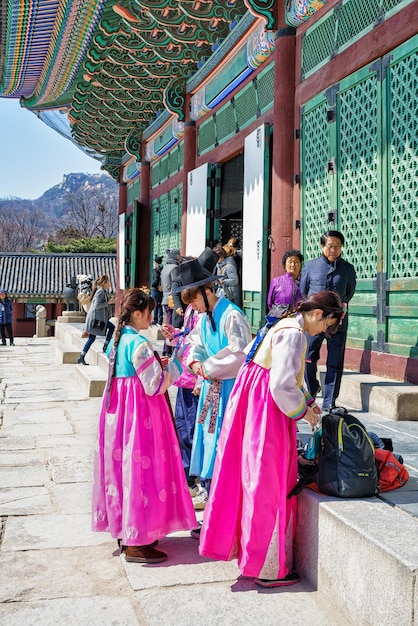 Seoul, Südkorea - 11. März 2016: Junge Menschen in traditionellen koreanischen Kostümen im Gyeongbokgung-Palast in Seoul, Südkorea