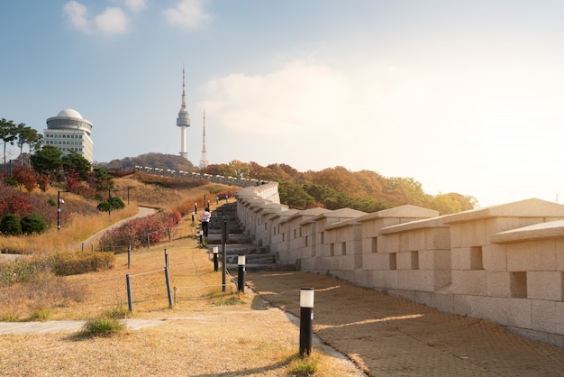 Seoul Tower mit gelben und roten Herbstahornblättern am Namsan-Berg in Südkorea.