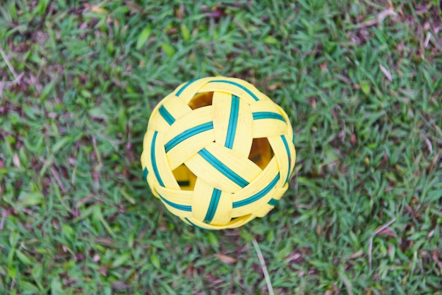 Sepak Takraw bola no campo de grama verde, esporte de bola de vime ao ar livre