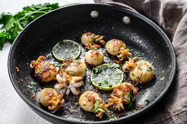 Sepia a la plancha con limón y especias en una sartén