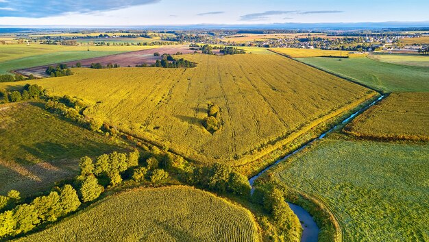 September Landwirtschaft Felder Luftpanorama Sonnige Herbstlandschaft Wiesen Flussdorf Straße