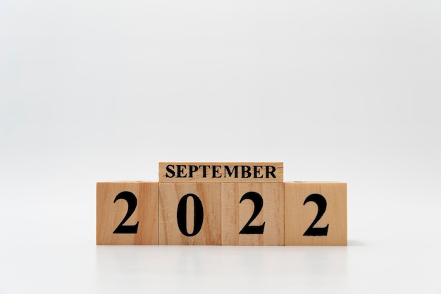 Septiembre de 2022 escrito en bloques de madera aislado sobre fondo blanco con espacio de copia