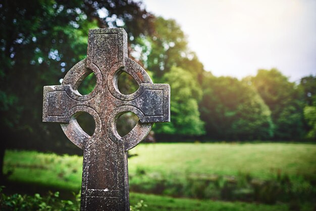 Sepultado bajo la cruz Disparo de una lápida en un cementerio