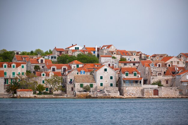 Sepurine, ilha Prvic, uma antiga vila de fazendeiros e pescadores na costa do Adriático, na Croácia