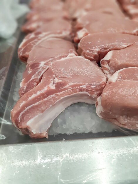 Sequinha crua fresca, lulas cruas com gelo na barraca do mercado de frutos do mar