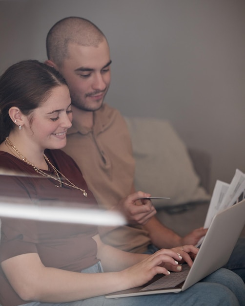 Foto ser adulto significa pagar contas foto de um jovem casal pagando contas usando um laptop