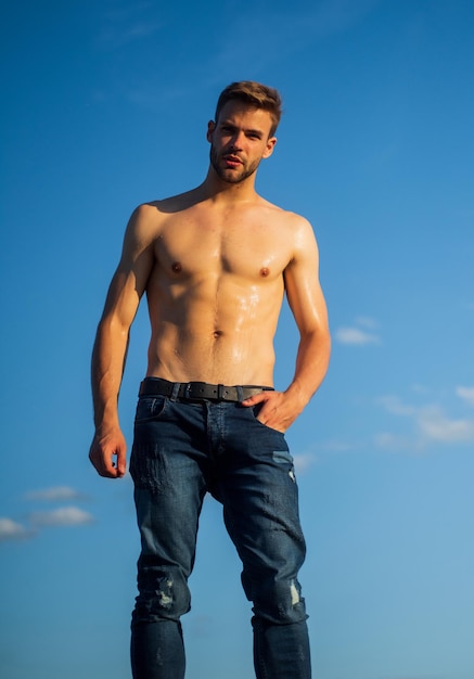 Ser fuerte desnudo hombre fuerte musculoso hombre fuerte tiene cuerpo mojado cuerpo atlético forma chico sin camisa relajarse al amanecer joven atlético con cuerpo musculoso deportista y modelo de fitness