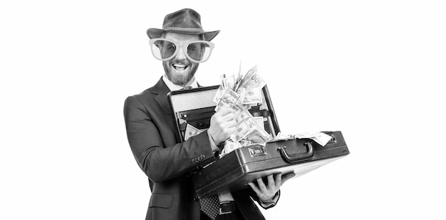 Ser rico Hombre rico aislado en blanco Showman feliz sostener maleta con dinero Premio en efectivo