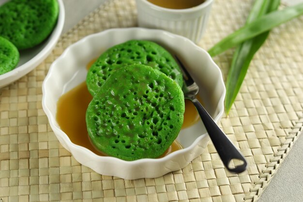 Serabi Pandan Kuah Kinca es el color verde tradicional de panqueques de Indonesia de la pasta de panda