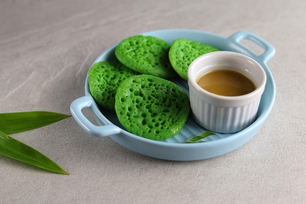 Serabi Pandan Kuah Kinca ist eine traditionelle indonesische Pfannkuchen-Grünfarbe aus Panda-Paste